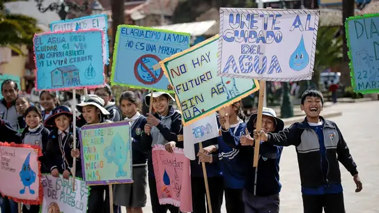Peruanische Kinder halten Plakate hoch, mit denen sie für sauberes Wasser demonstrieren.