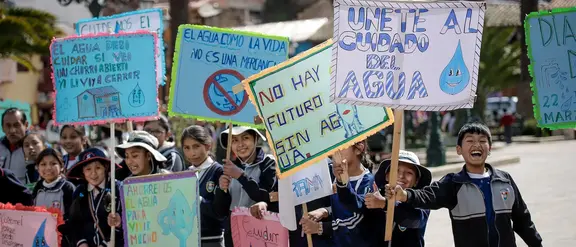 Peruanische Kinder halten Plakate hoch, mit denen sie für sauberes Wasser demonstrieren.