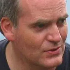 Herr STankewitz, einweißer Mannmit kurzem grauem Haar scheut auf etwas außerhalb des Bildes.