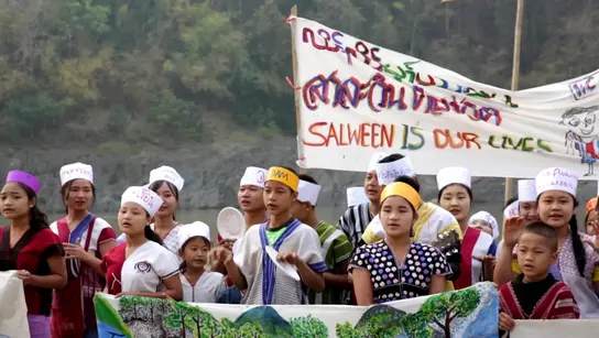 Eine Gruppe junger, südost-asiatischer Menschen bei einem Protest für die Erhaltung des Salween Flusses.