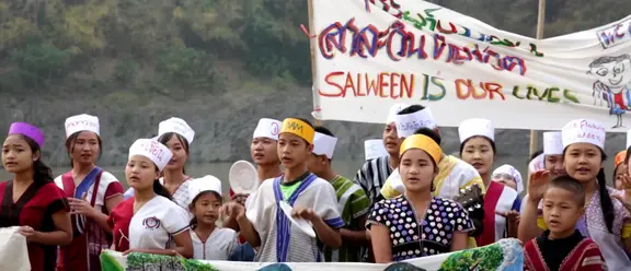 Eine Gruppe junger, südost-asiatischer Menschen bei einem Protest für die Erhaltung des Salween Flusses.