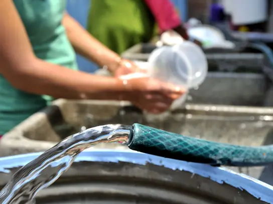 Wasser für den alltäglichen Gebrauch kommt aus dem Wasserschlauch.