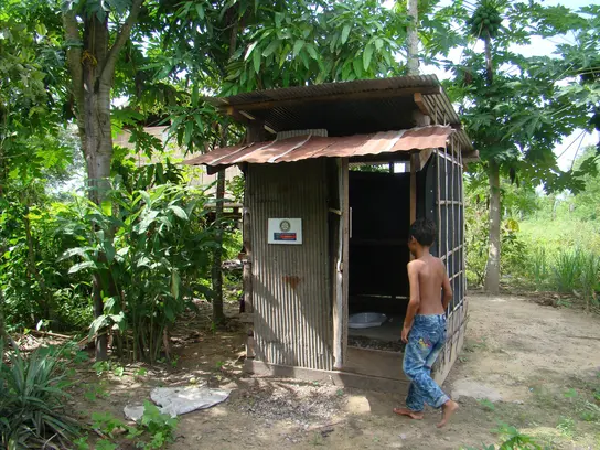 Praktischer Gewässerschutz: Toilettenanlage in Kambodscha